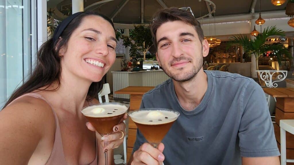 un couple qui boit un cocktail
