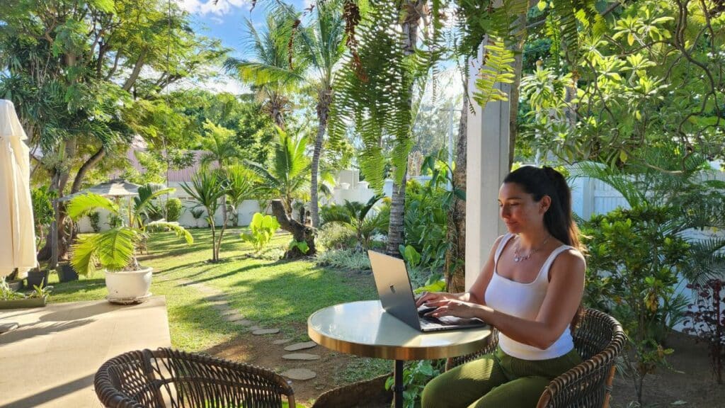 Travel Planner préparant un itinéraire de voyage sur ordinateur