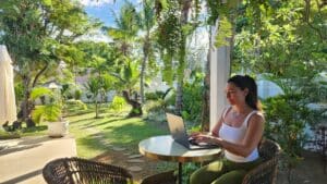 Travel Planner préparant un itinéraire de voyage sur ordinateur