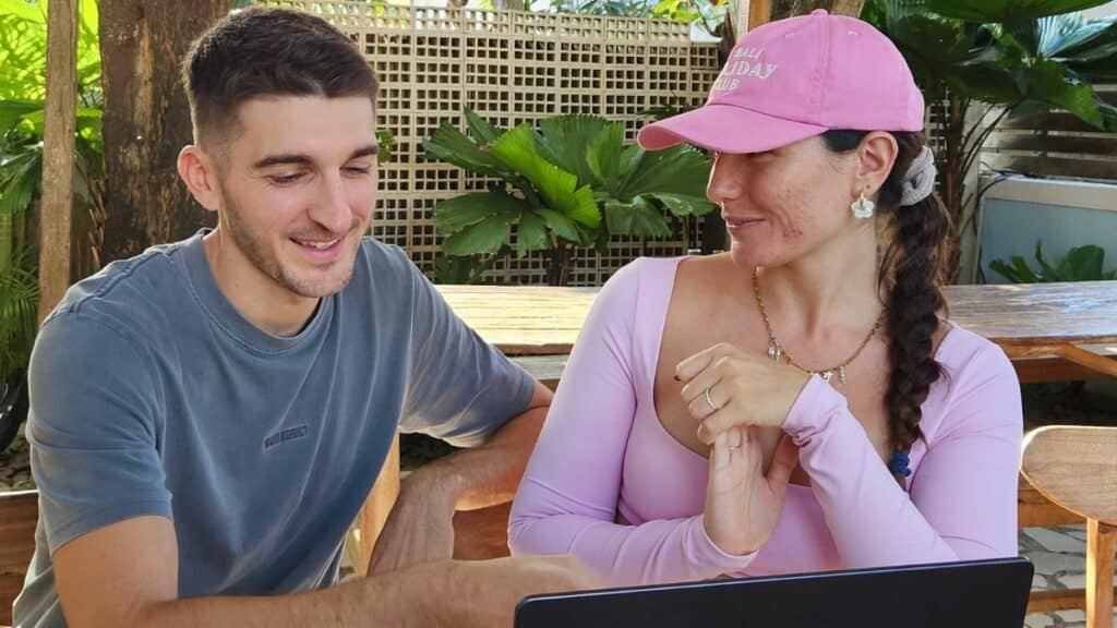 un couple heureux qui travaille sur l'ordinateur dans un café à Bali