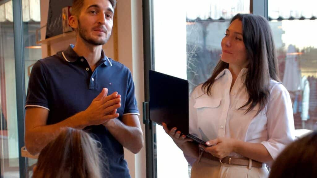 2 travel planners qui coachent des élèves