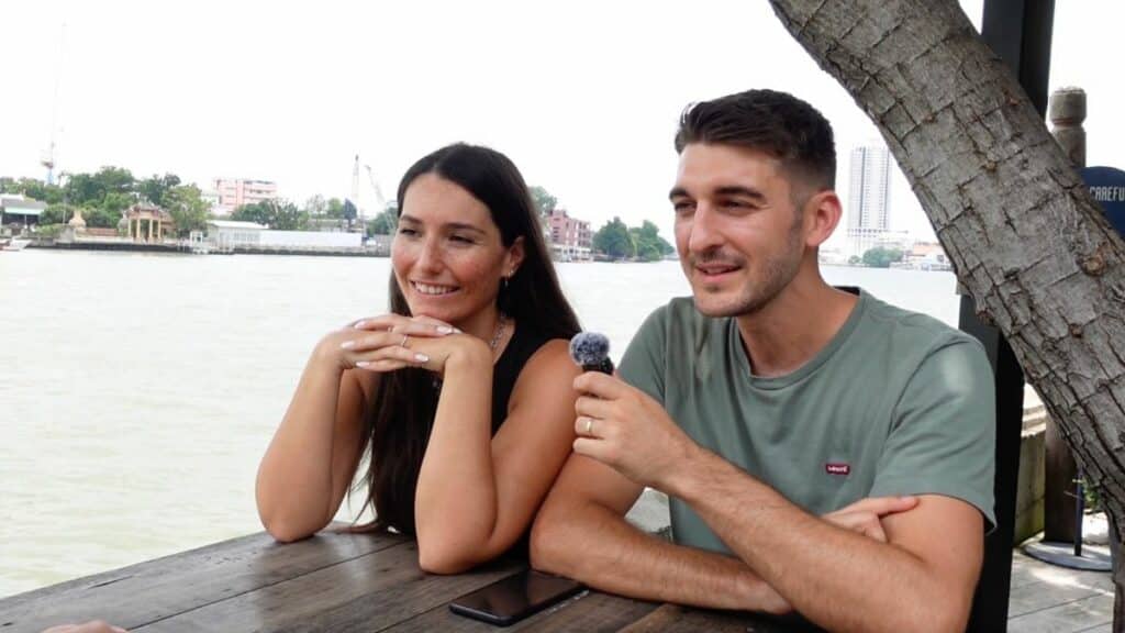 travel planners qui interview une élève à bangkok