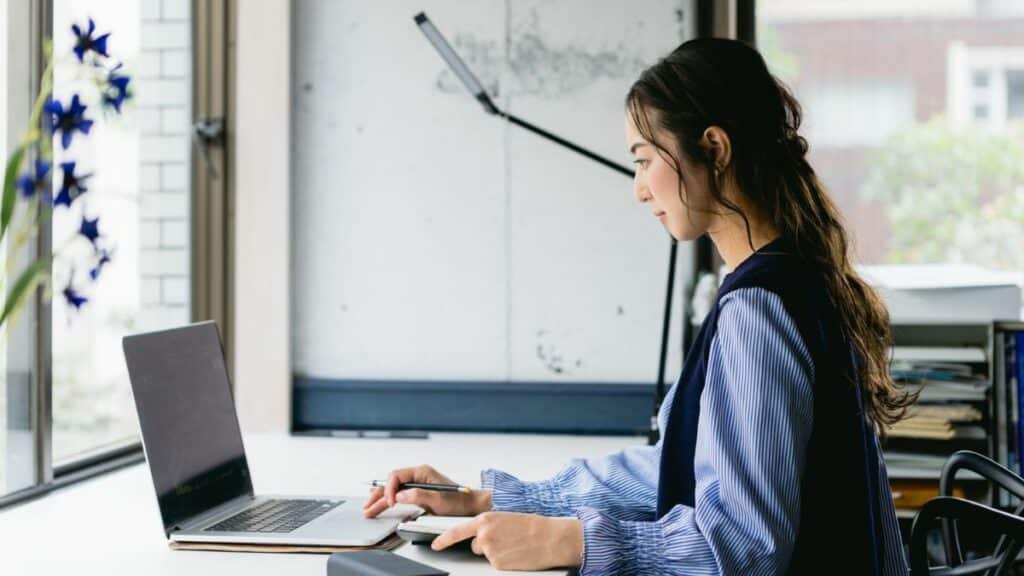 Personne travaillant sur ordinateur