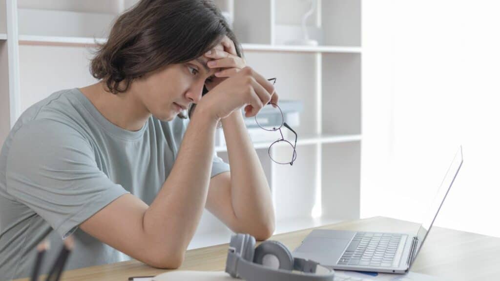 une femme desespérée face à son ordinateur
