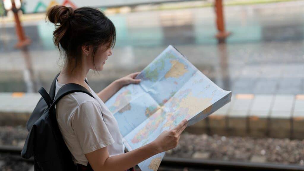 une femme qui lit une carte monde
