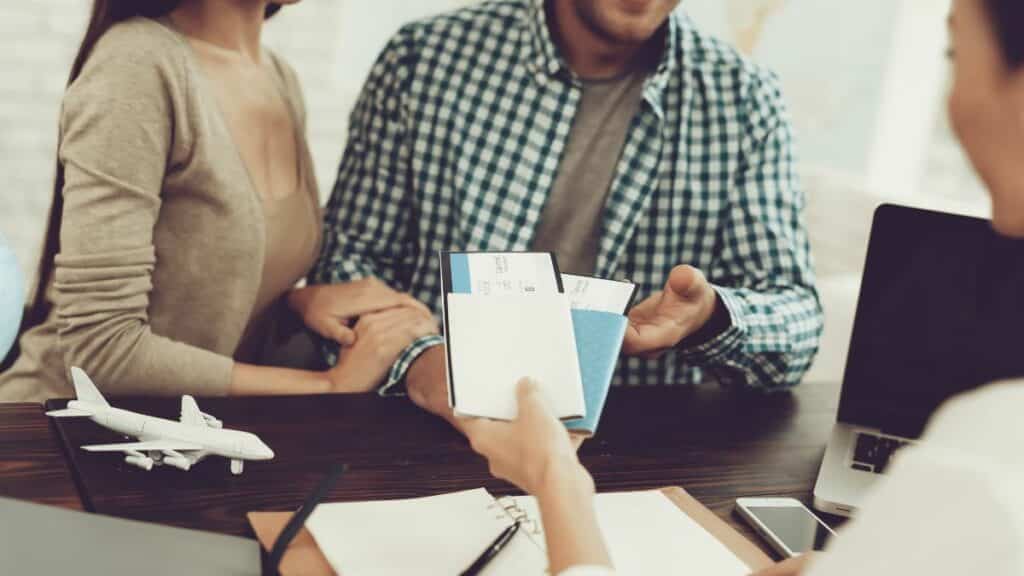 Personnes échangeant avec un professionnel du tourisme