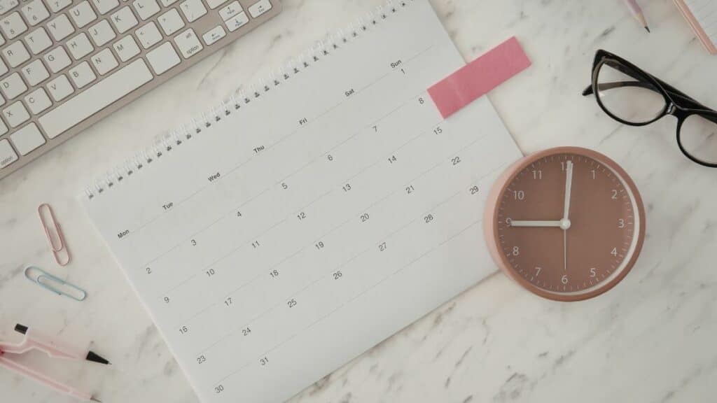 Calendrier, lunettes et horloge