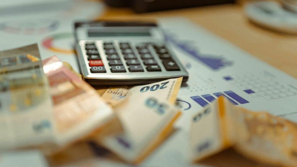 des billets d'argent et une calculette