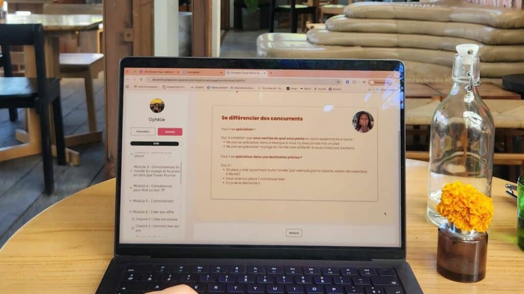 ordinateur avec la formation voyage facile travel planner qui montre un module sur se différencier des concurrents